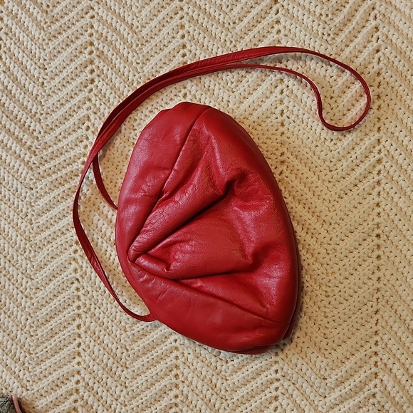 Vintage cross body red leather bag - Picture 2 of 8